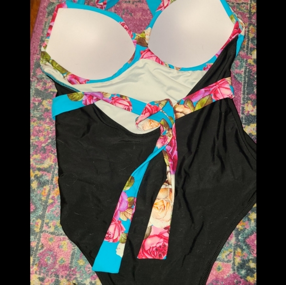 BNWT - CUPSHE Floral and Black Halter One Piece Swimsuit XL - Picture 4 of 4